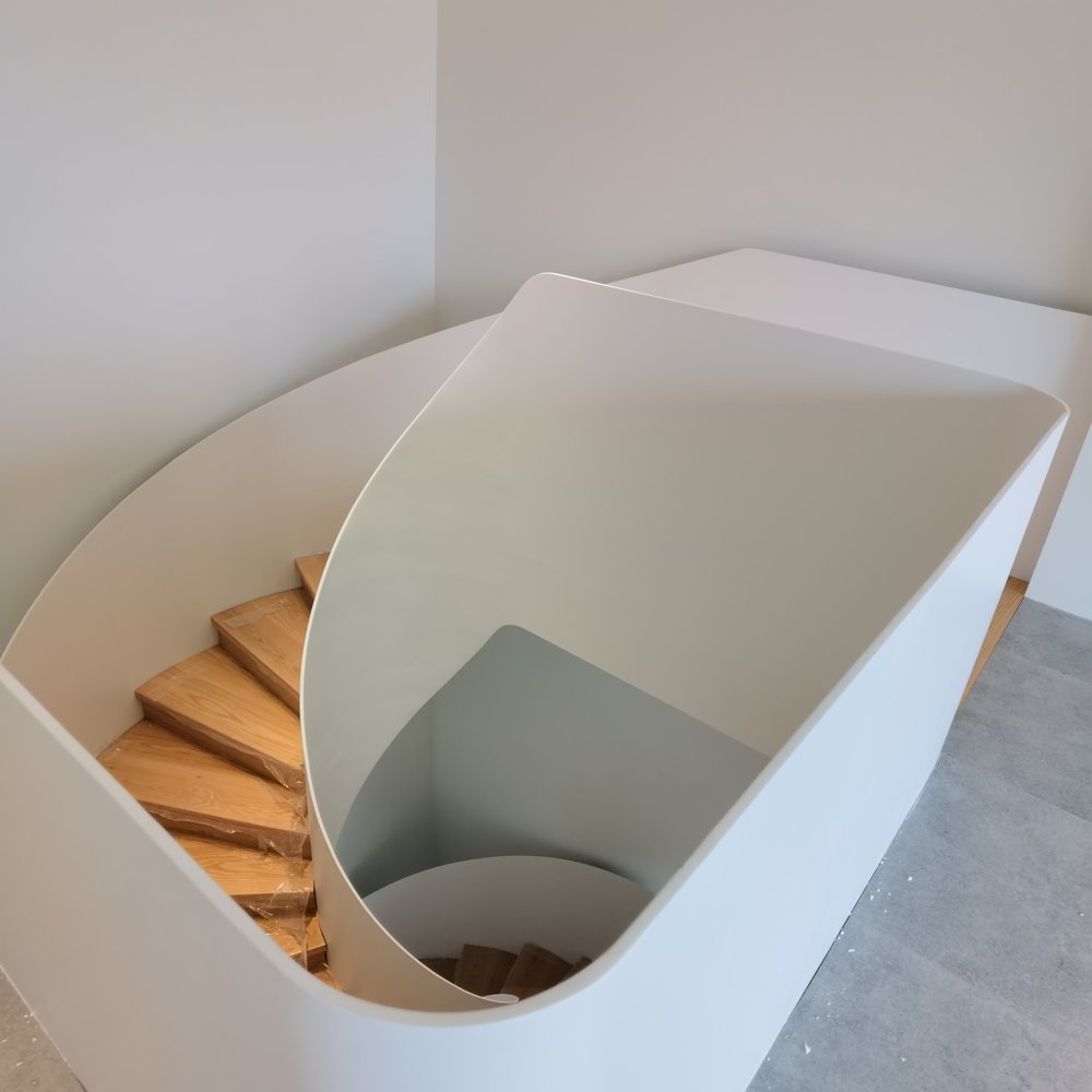White Single-Plate Spiral Staircase